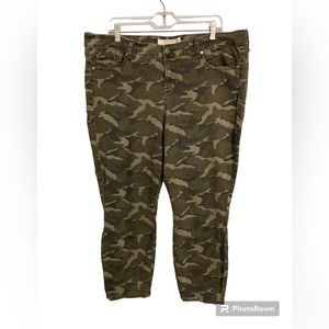 Torrid skinny pant camo print size 20